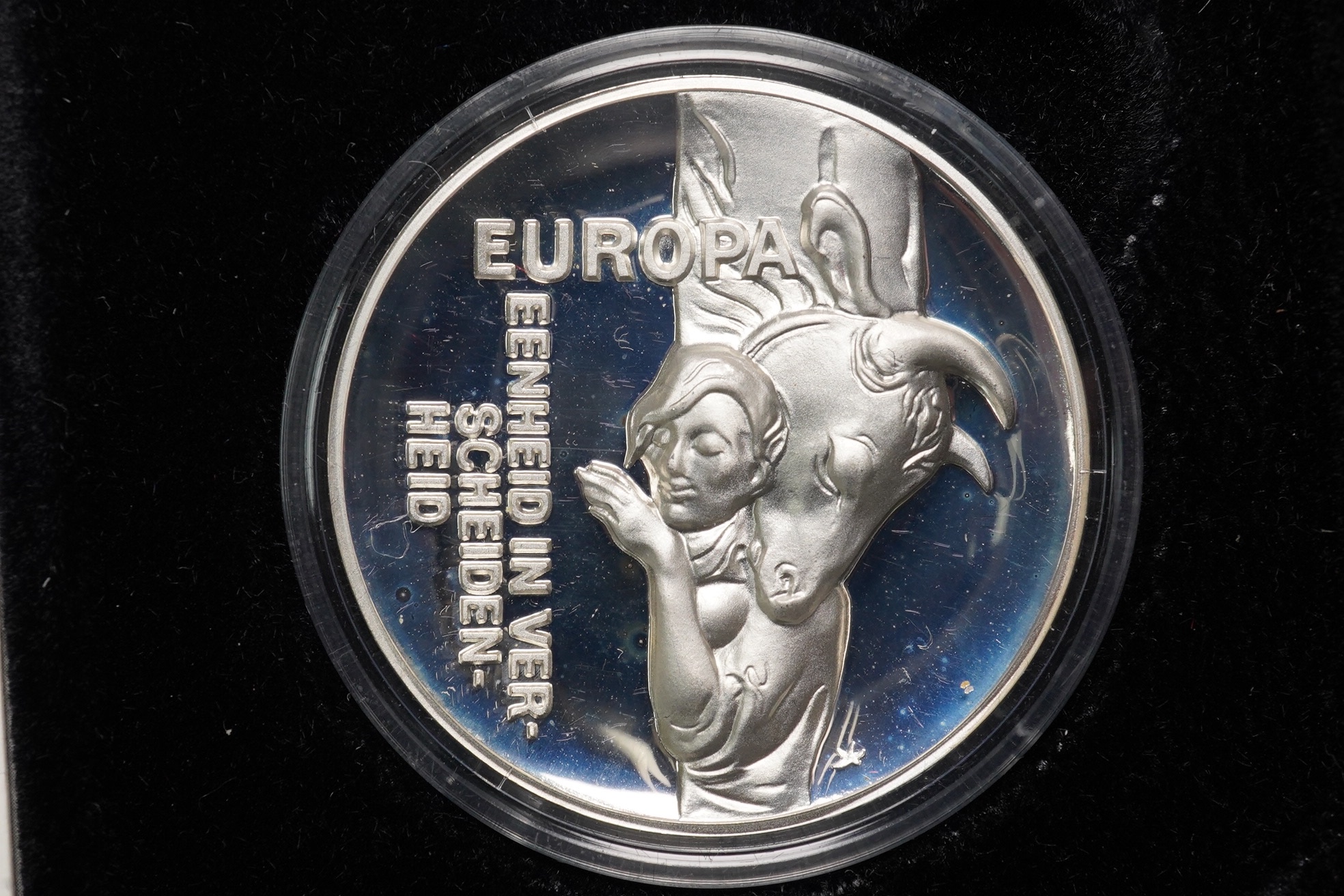 European Medal Club (EMC), two cased sets of sterling silver medals, the first set of six medals relating to Europa and the Bull, the second set of eight medals to mythological couples (14)